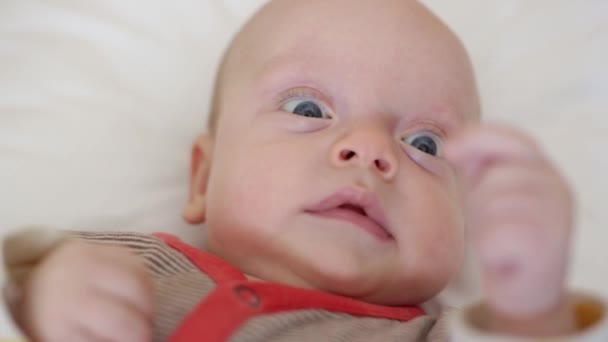 Baby in bed is niet slapen — Stockvideo