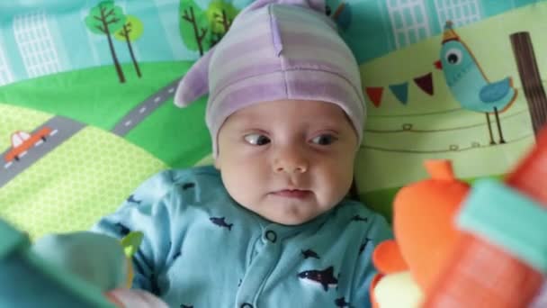 Le bébé repose sur le tapis en développement — Video