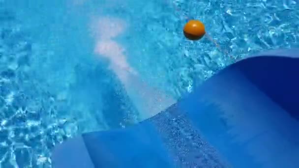 Vattnet rinner in i poolen med en rutschkana — Stockvideo