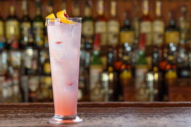 yüksek cam buz ile kokteyl