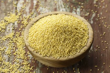 darı kabuğu çıkarılmış tane ahşap arka plan üzerinde