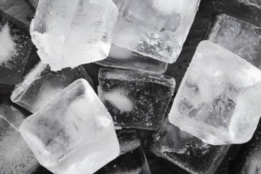 Siyah zemin üzerinde buz küpleri. 