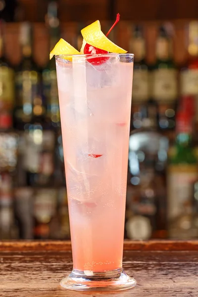 Освежающий коктейль в баре — стоковое фото