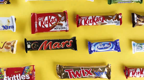 Chocolaatjes in heldere wrappers — Stockfoto