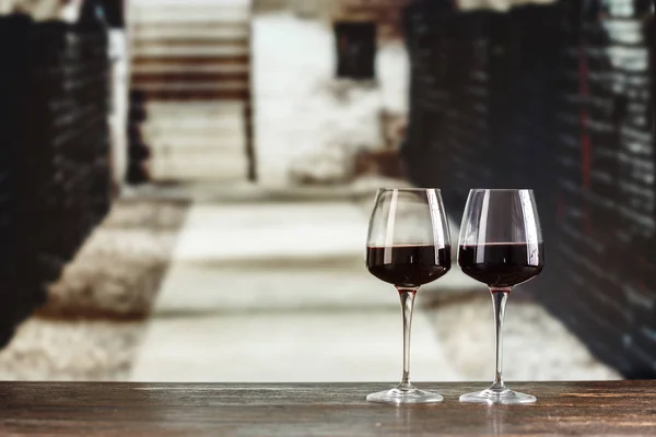 Weinprobe im Keller — Stockfoto