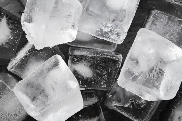 Siyah zemin üzerinde buz küpleri. 