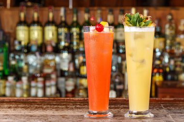 Barda çok renkli kokteyller.