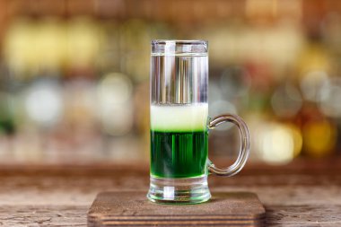 Bir gece kulübünde kokteyl.