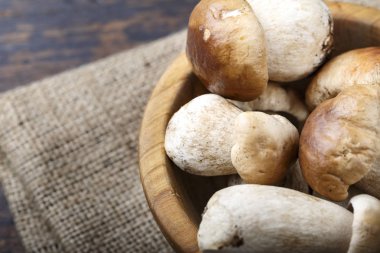 masanın üst görünümünde boletus mantar
