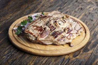 bir gemide antrikot biftek