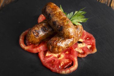 ızgara sosis domates ile