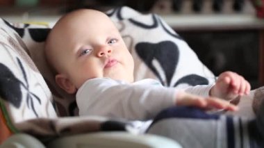 bebek bir mama sandalyede oturuyor