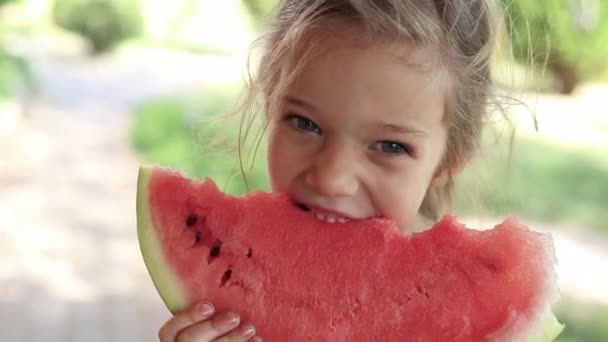 Kleines Mädchen isst Wassermelone — Stockvideo