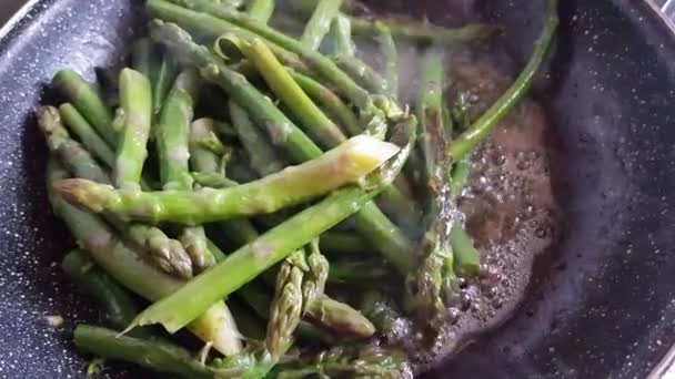 Здоровая зеленая спаржа на сковороде . — стоковое видео