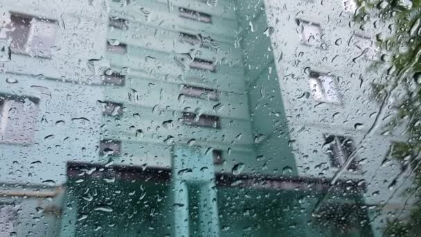 déšť teče po předním skle