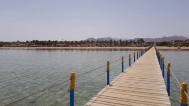 plaja ahşap iskeleden görünümü