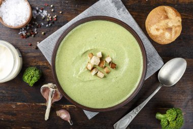 Bir tabakta sebze çorbası