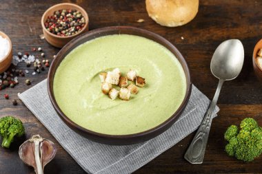 Brokoli kremalı çorba.