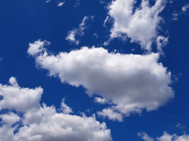 Bulutlu mavi gökyüzü