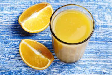 taze meyve suyu ve portakal