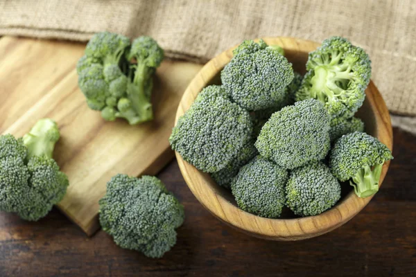 Brokoli mentah di atas meja — Stok Foto