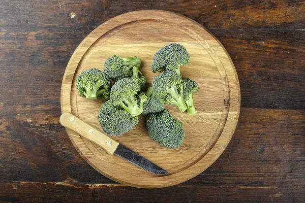 Broccoli bloei punten op een snijplank — Stockfoto