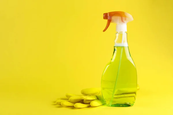 Sarı arka planda deterjan şişesi — Stok fotoğraf