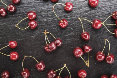 siyah bir arka plan üzerinde tatlı kiraz