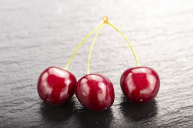 siyah bir arka plan üzerinde birçok tatlı kiraz