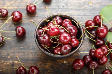 bir tabak içinde tatlı kiraz