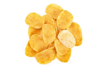 Beyaz arkaplanda patates cipsi