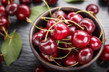 bir tabak içinde tatlı kiraz