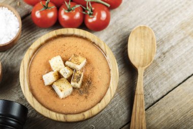 masada bir tabakta krema çorbası