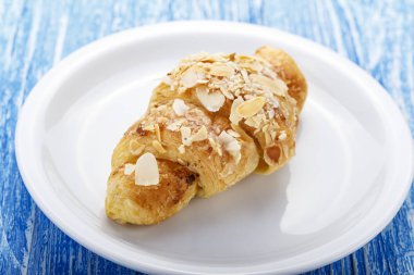 bir tabakta taze kruvasan