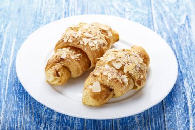 bir tabakta iki kruvasan