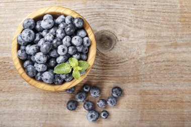 yaban mersini bir tabak içinde