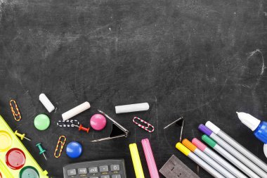 kara tahta üzerinde farklı kırtasiye