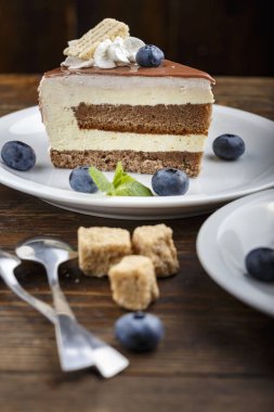 bir tabakta çikolatalı kek bir parça