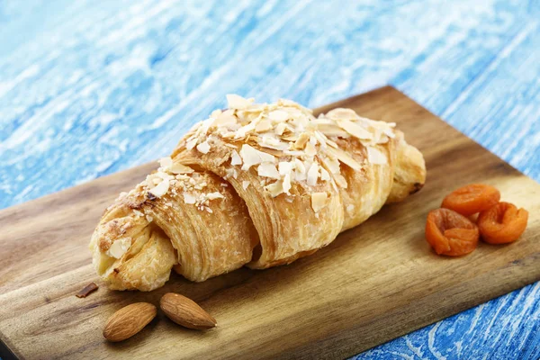Croissant pentru micul dejun pe masă — Fotografie, imagine de stoc