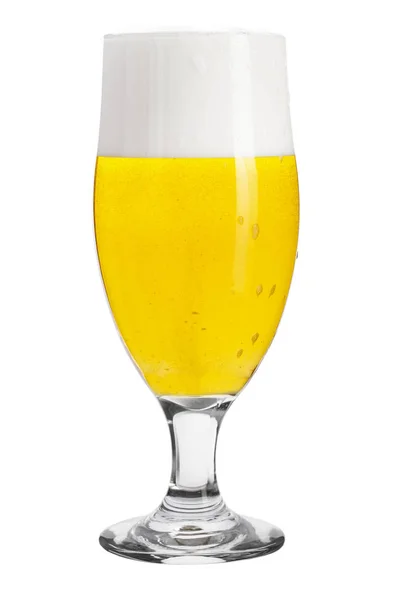Склянка холодного пива ізольовано на білому фоні . — стокове фото
