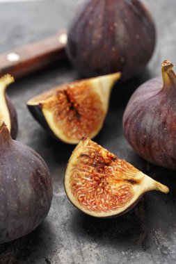 Masanın üzerinde olgunlaşmış incir