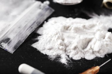 masaya dağılmış kokain