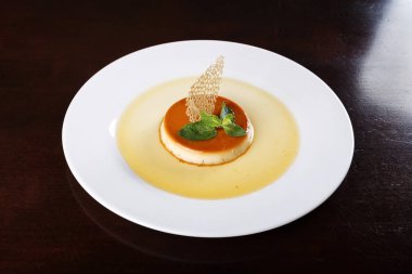 bir tabakta karamel puding