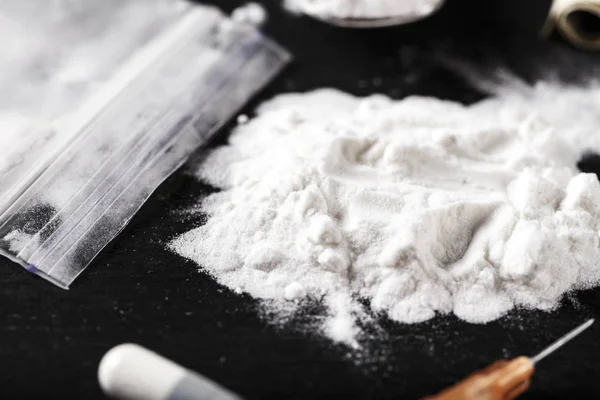 Cocaína esparcida sobre la mesa — Foto de Stock