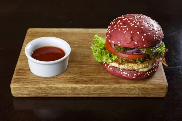 Burger s masem a zeleninou — Stock fotografie