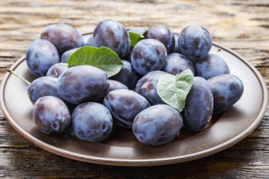 masada bir tabakta erik