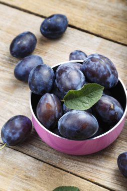 Olgun erikler bir kasede