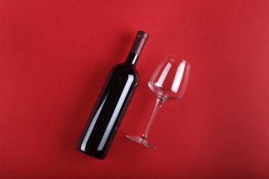 Şarap şişesi ve cam.