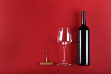 şarap şişesi ve boş bardak