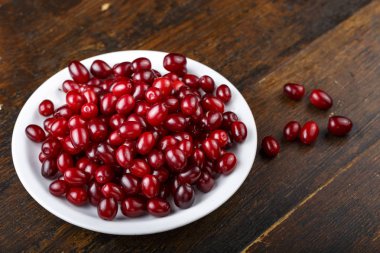 masada bir tabakta kızılcık